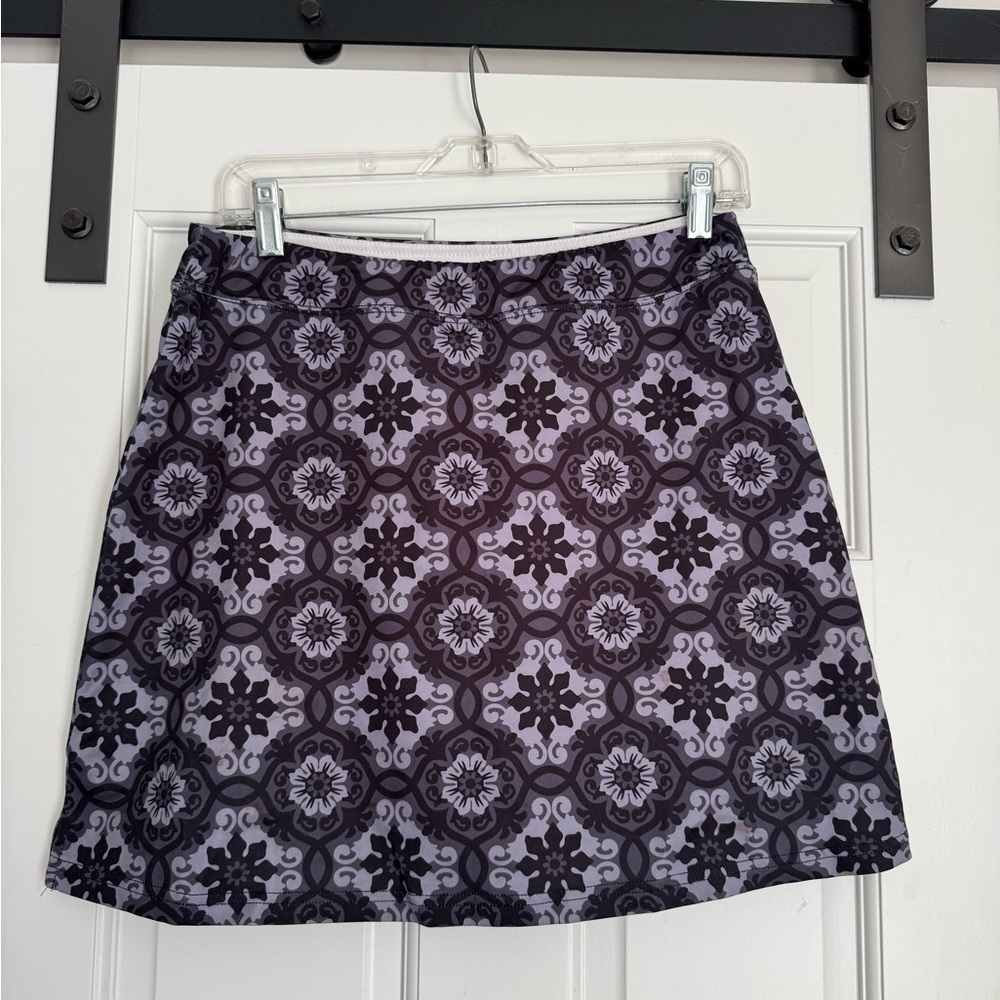 Elegant Black and Gray Patterned Skirt